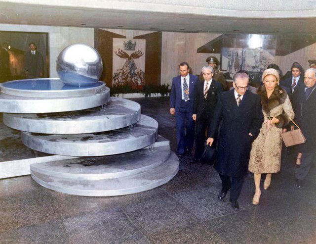 بازدید محمدرضاپهلوی و همسرش از موزه ششم بهمن که ساخت آن در سال ۱۳۵۳ تصویب و در ضلع شمالی برج آزادی، در عمق ۱۵ متری زمین ساخته شد